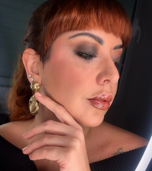Retrato de Carla Galdeano, maquiadora e fundadora da Carla Galdeano Makeup
