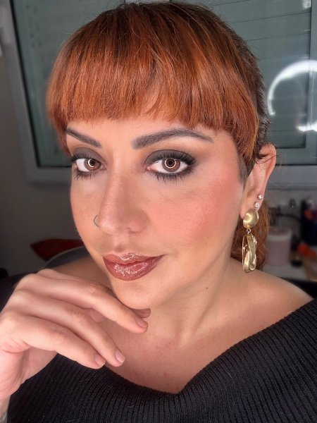 Carla Galdeano, maquiadora profissional, em retrato autoral